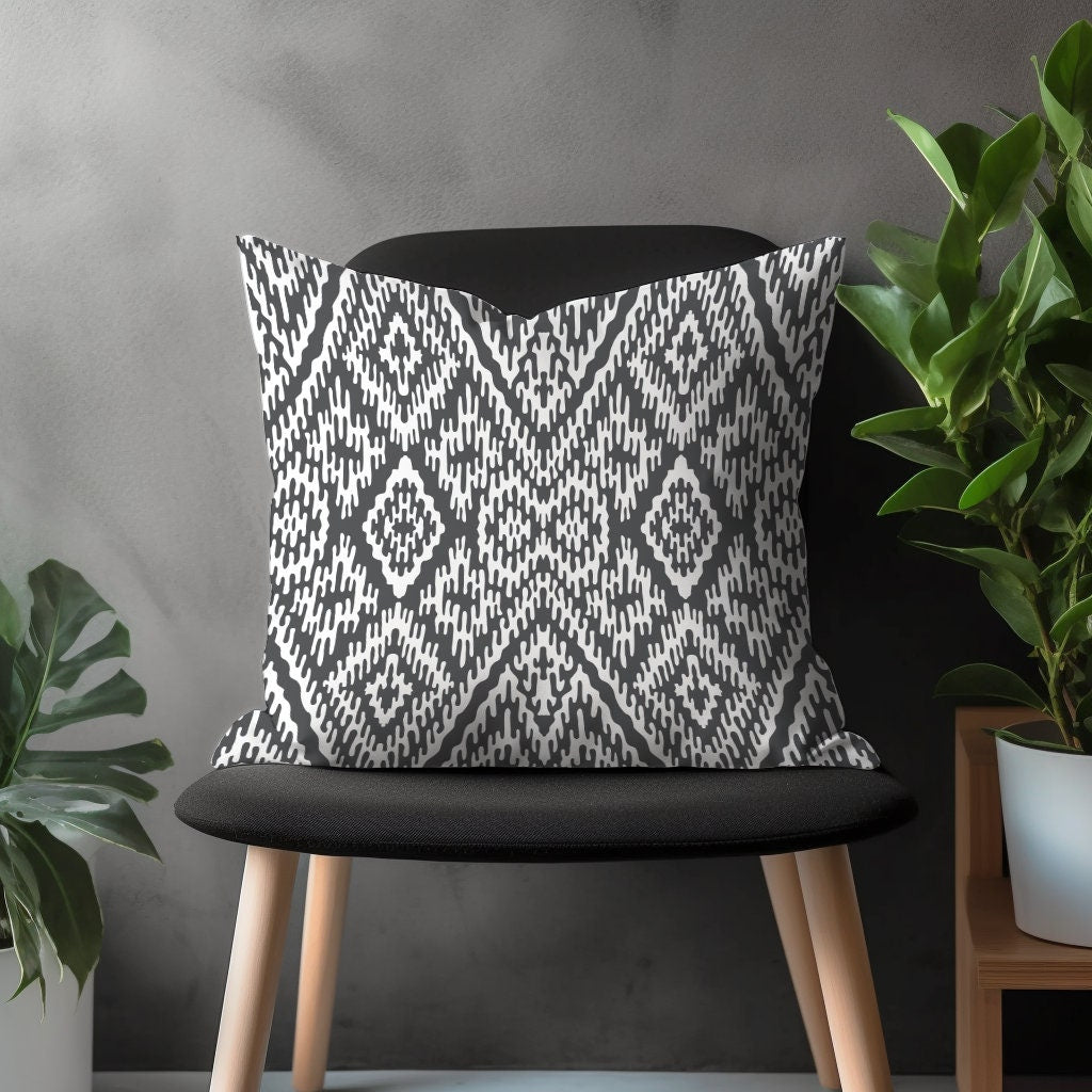 Black & White Southwestern Pillow Cover, Aztec Turkish Kilim Farmhouse Decoration, Rug Pattern Bedroom Throw Pillow Sham, Ethnic Home Decor